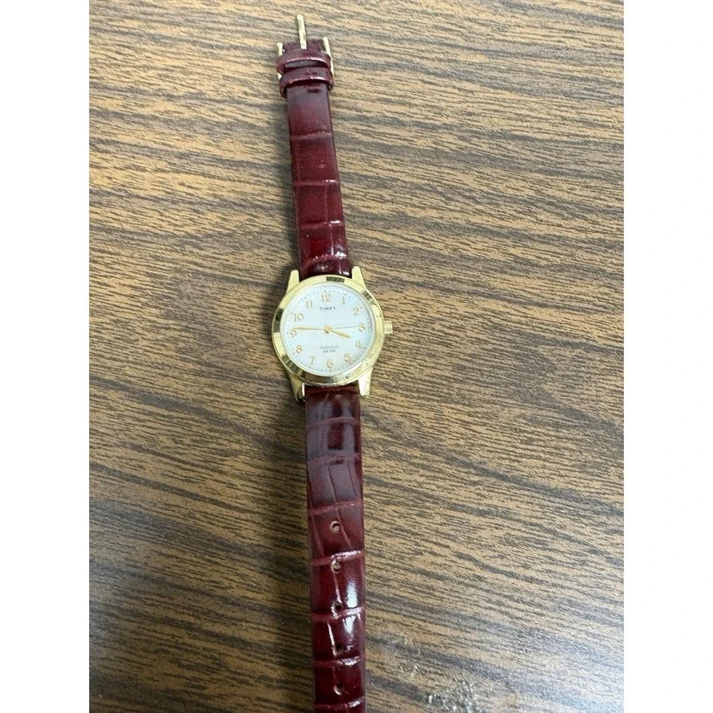 Vintage Timex Indiglo Women’s Watch Imitation Leather Band WR 30M Needs Battery - Picture 2 of 3